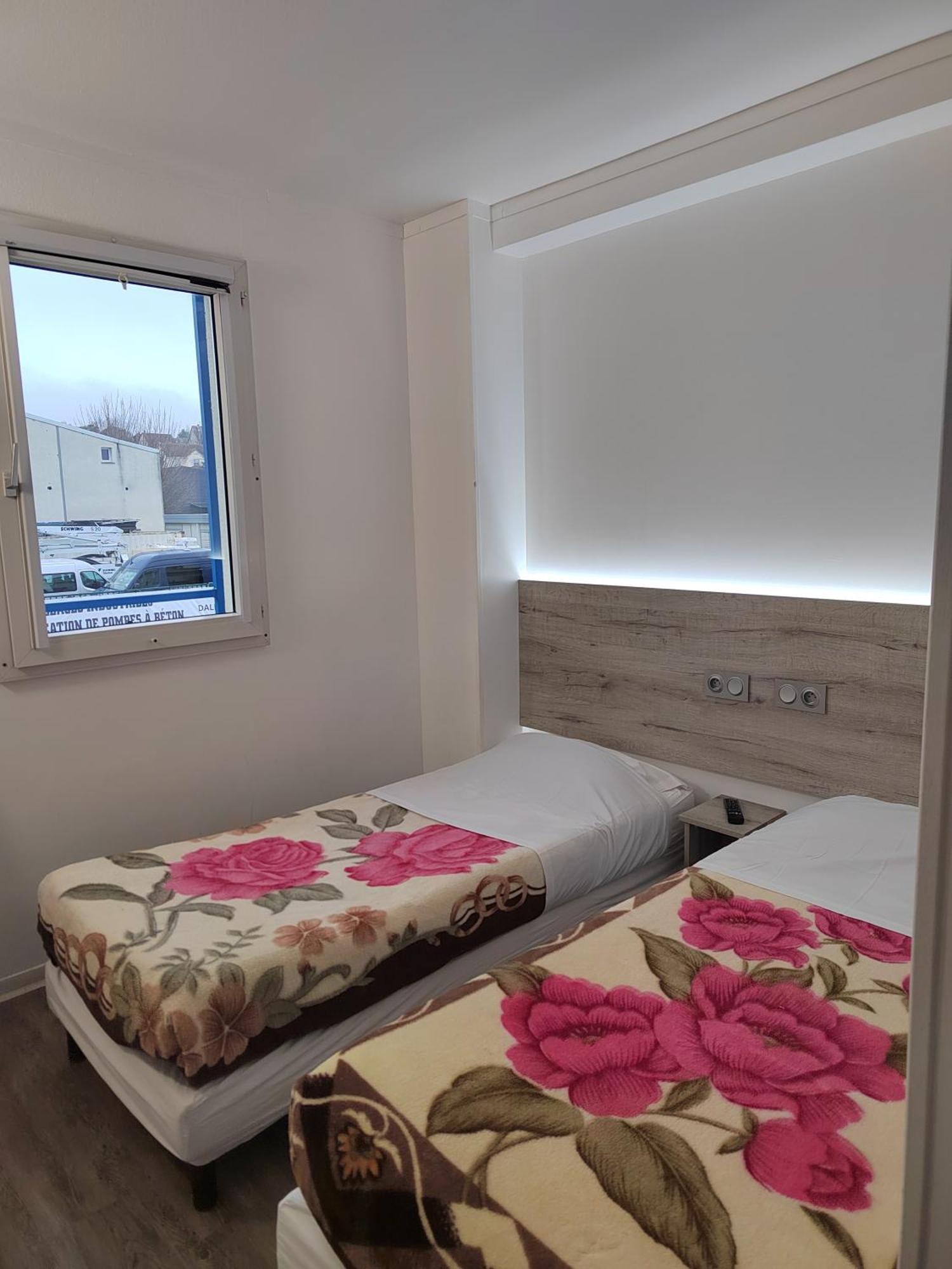 Alpha Hotel Bouafle Exteriör bild